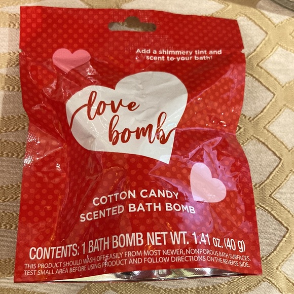 Glass jar with heart shaped ceramic lid filled with bath bomb and 8 bath fizzers - Picture 6 of 9